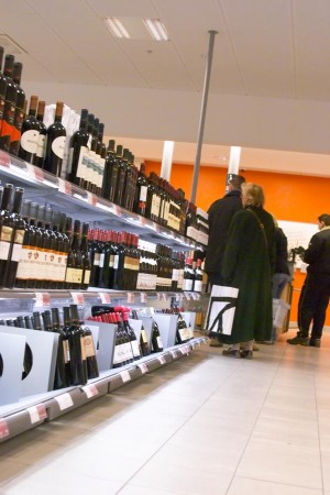 Shelfing with wine in a Systembolaget shop