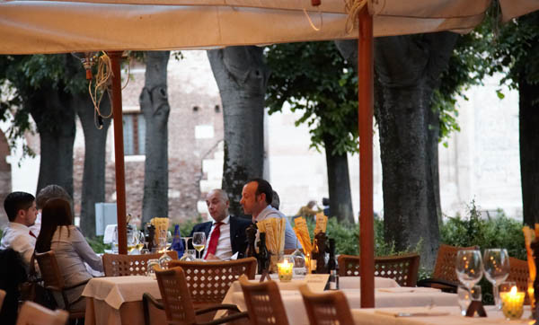 The outside seating on the terrasse at Il Calmiere restaurant in Verona