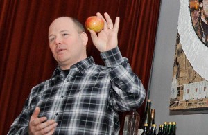 Magnus Svensson visar ett äpple