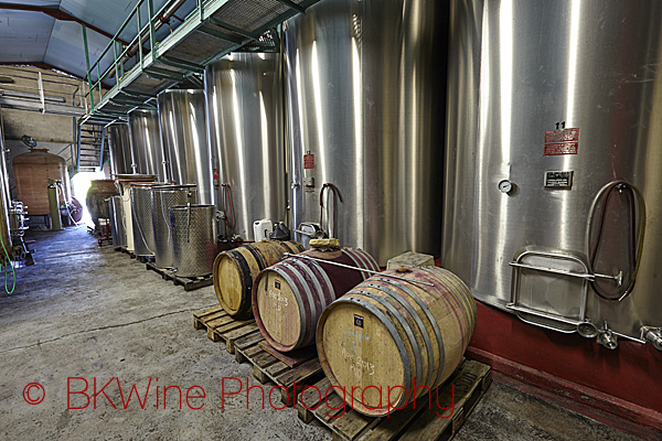 Stainless steel tanks and oak barrels, Mas del Perié, Cahors