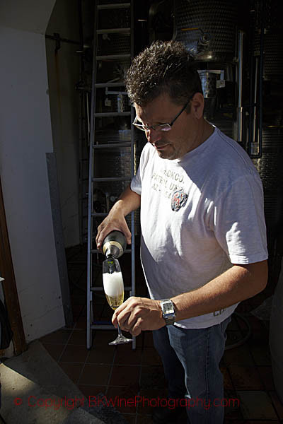 Teddy Hall pouring some excellent sparkling MCC in Stellenbosch