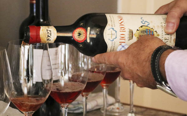 Francesco, 32nd Baron Ricasoli, pouring a Brolio Rosso 1927