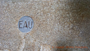 “Water”, a sign in an old-style grape press in Champagne