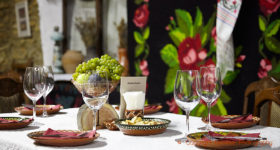 Vin i Moldavien: Château Vartely och Asconi Winery, två starka nykomlingar efter självständigheten The traditional style restaurant at Asconi Winery in Moldova