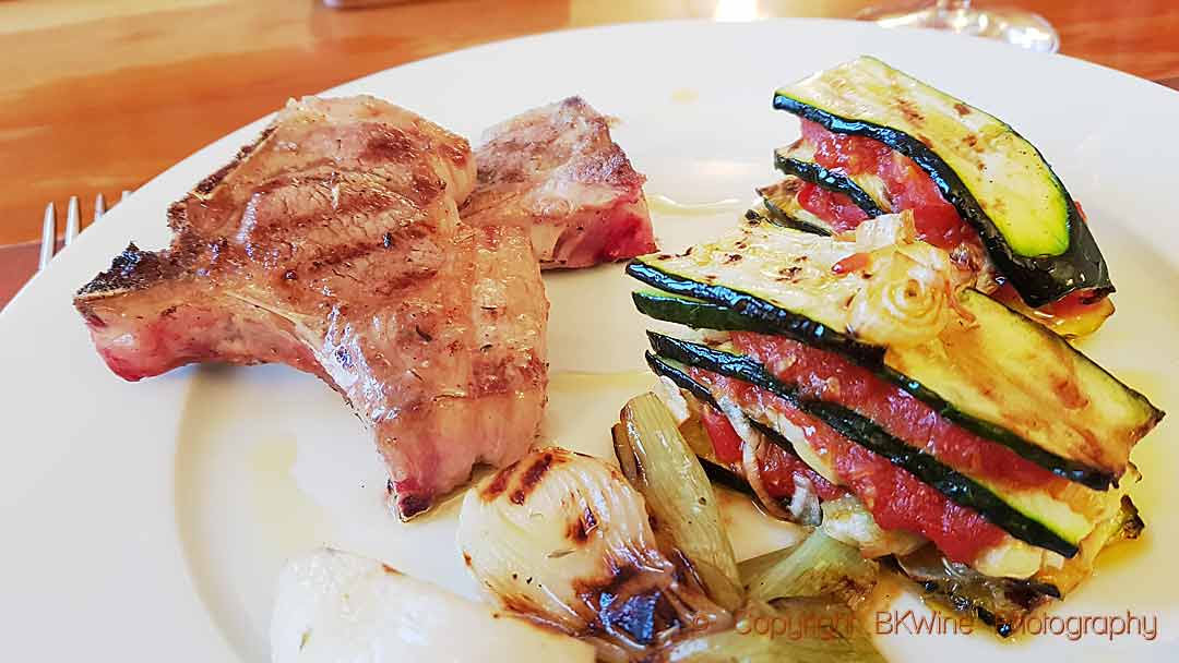 Grilled lamb chops with a millefeuille courgettes-tomates and small onions