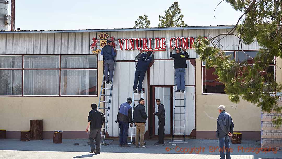 Putting up a new sign at Vinuri de Comrat, in Valul lui Traian