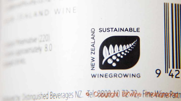 Label on a wine bottle with New Zealand Certified Sustainable Winegrowing
