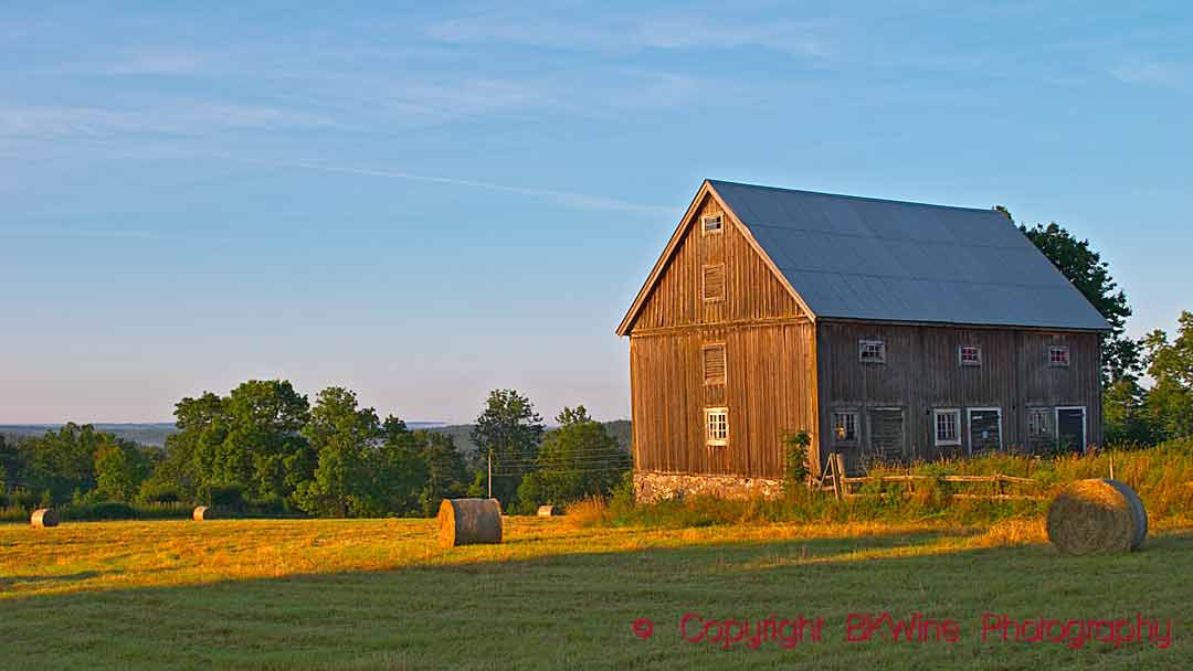 A barn in a field in the Swedish country side early in the morning