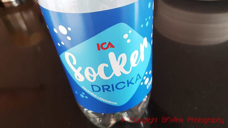 No alcohol, carbonated fizzy soda drink with sugar, Swedish name "sockerdricka"