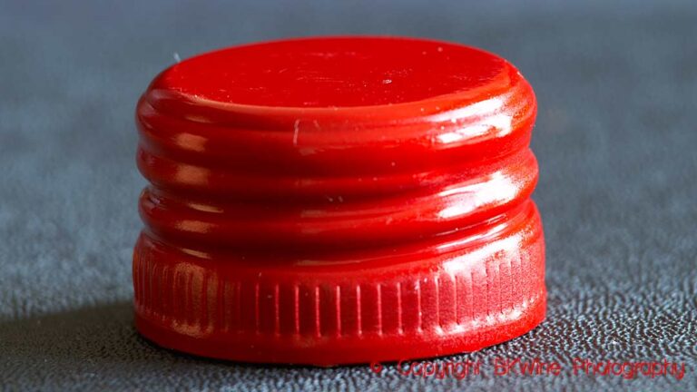 A red screw-cap (screw-top, screw-cork)
